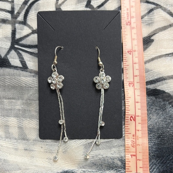 Jewelry - 🖤Chic Silver Crystal Flower Drop Earrings🖤